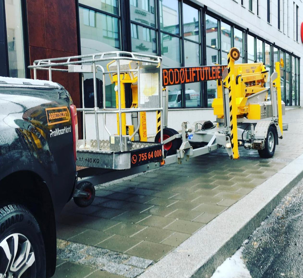 Lei tilhengerlift hos Bodø Liftutleie AS – praktisk, mobil og enkel i bruk. Perfekt for arbeid i høyden. Rask levering i Bodø og omegn. Be om tilbud i dag!