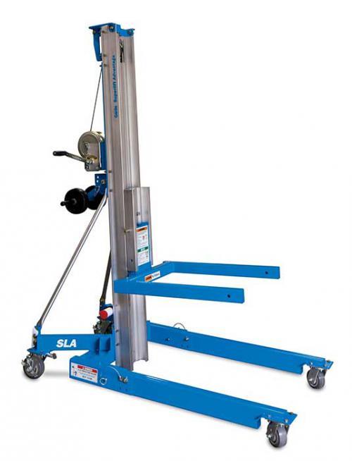 Velg sokkel, masthøyde, vinsjhastighet og lasthåndteringsutstyr for å konfigurere den eksakte materialheisen for alle arbeidsplasser.  Genie® Superlift Advantage ™ SLA ™ -20 heisen er en solid, manuelt betjent materialheis som bidrar til å øke produktiviteten og verdien.  Enkelt å sette opp raskt uten verktøy på bare sekunder  Avtakbare vedlegg for enkel lagring og lasting  Flere alternativer for lasthåndtering  Kan enkelt lastes på en tilhenger eller pickup  Genie SLA-20 Maksimal plattformhøyde	6,46 m Kapasitet	363 kg Lagringshøyde	1,99 m Maskinvekt	184 kg