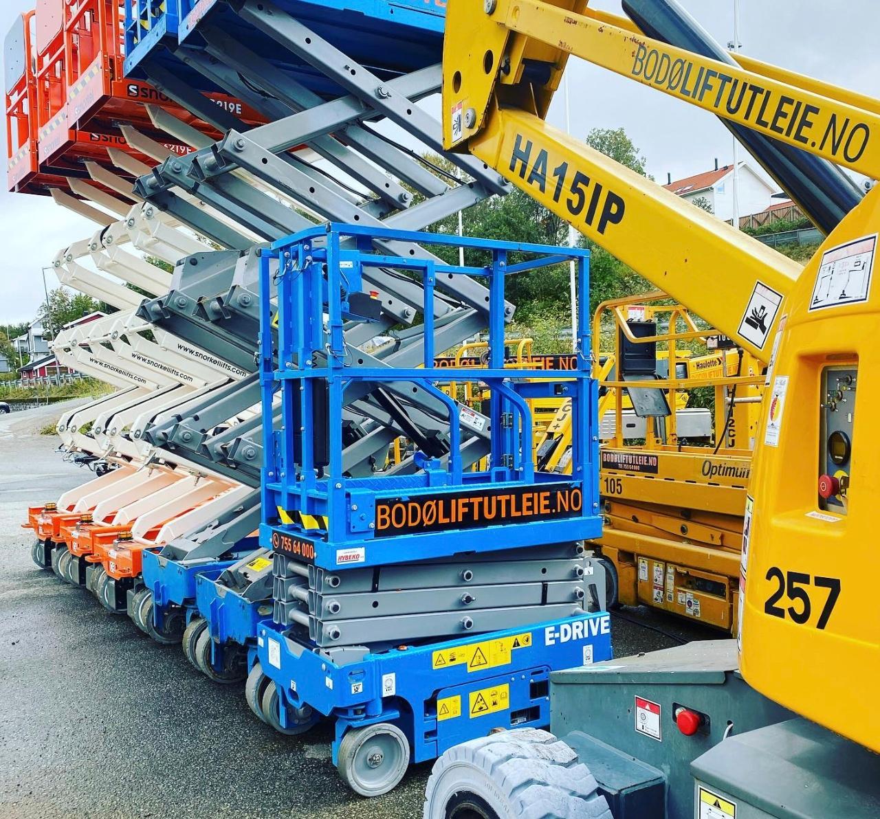 Sakselifter gir deg et stort arbeidsområdet i korgen, vi har alle typer sakselifter fra 6 meter til 18 meters arbeidshøyde for leie i Bodø. Lei din sakselift hos oss!